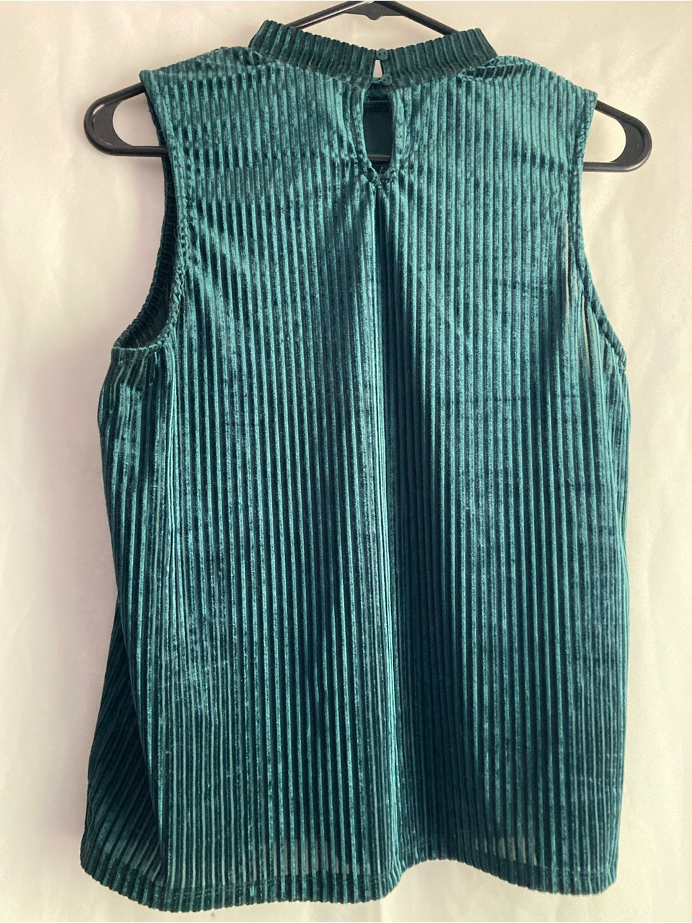 Suzy Shier Teal Velvet Sleeveless Pleated Top
